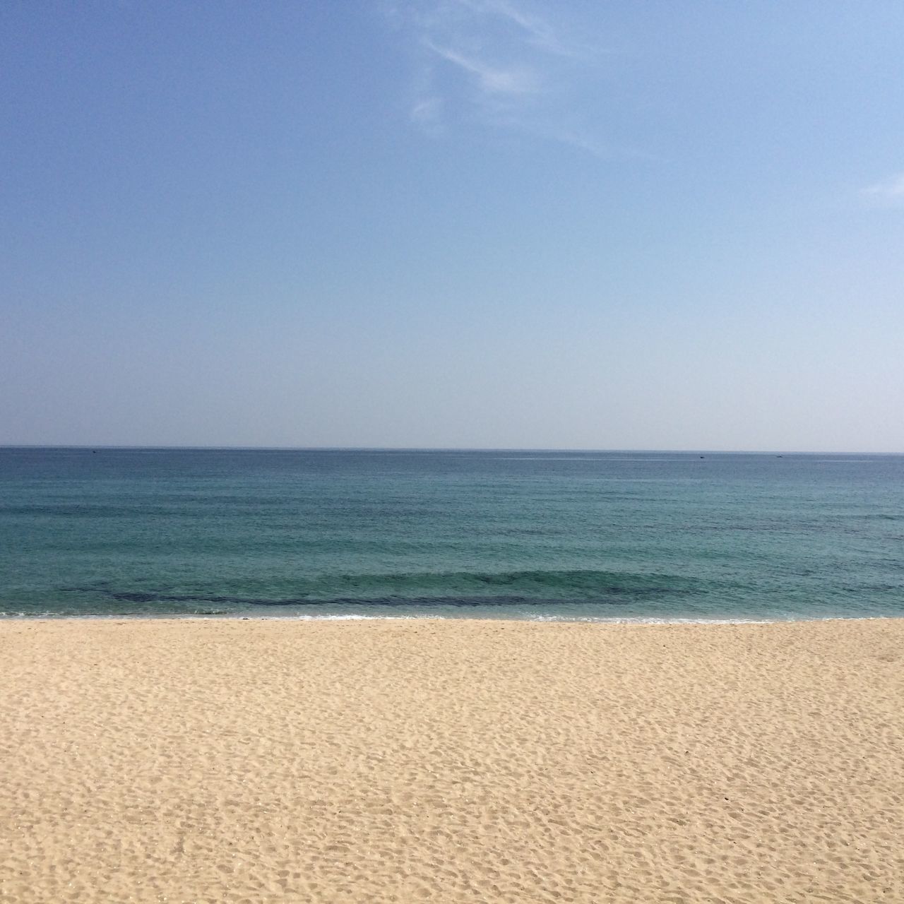 sea, horizon over water, tranquil scene, beach, water, tranquility, scenics, beauty in nature, copy space, sand, blue, nature, clear sky, shore, idyllic, sky, seascape, remote, day, outdoors