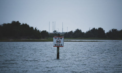 No wake sign on intracoastal waterway.