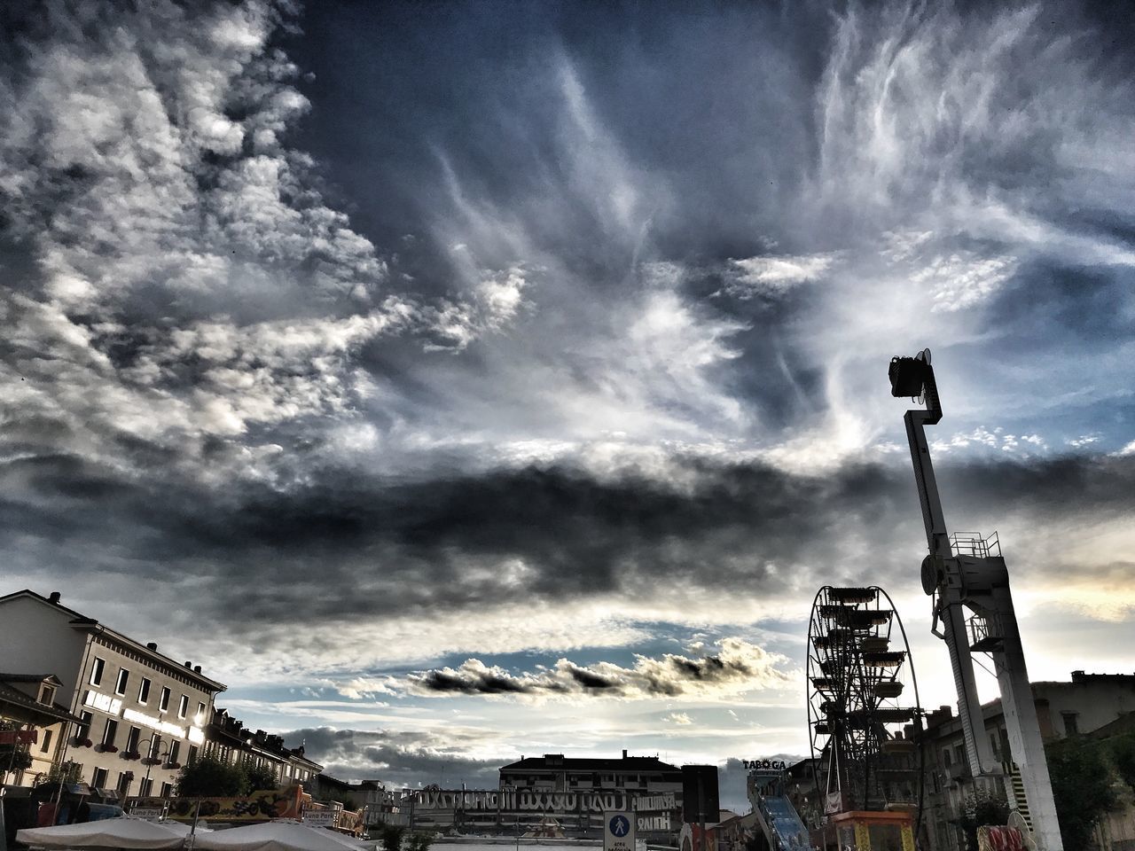 LOW ANGLE VIEW OF BUILDINGS AGAINST CLOUDY SKY