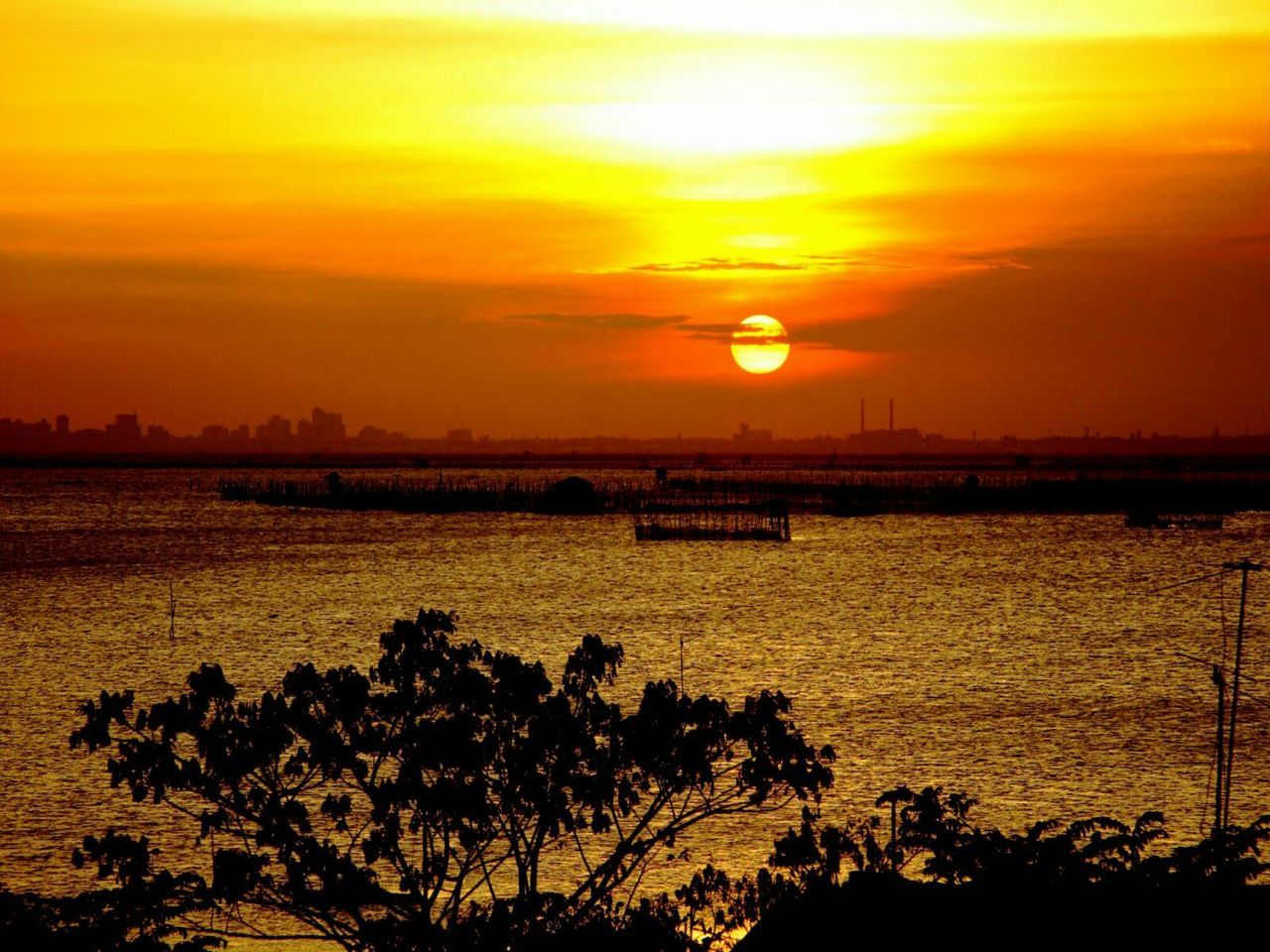 sunset, sun, orange color, silhouette, scenics, tranquil scene, beauty in nature, water, tranquility, idyllic, sky, nature, sea, reflection, sunlight, romantic sky, majestic, outdoors, lake, moody sky