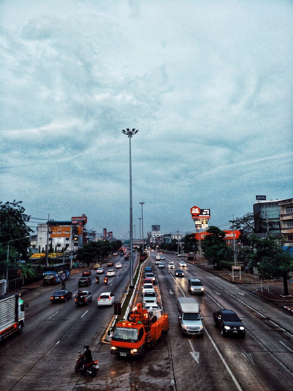 HIGH ANGLE VIEW OF CARS ON ROAD IN CITY