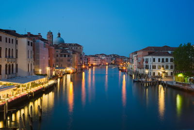 Canal grande in blue hour, clear blue sky at night