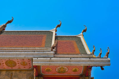 High section of wat hua lamphong against clear sky