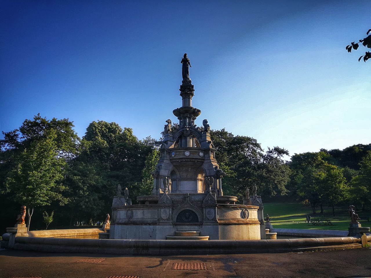 STATUE OF FOUNTAIN AGAINST SKY