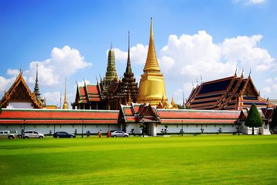 Exterior of wat phra kaew against sky in city