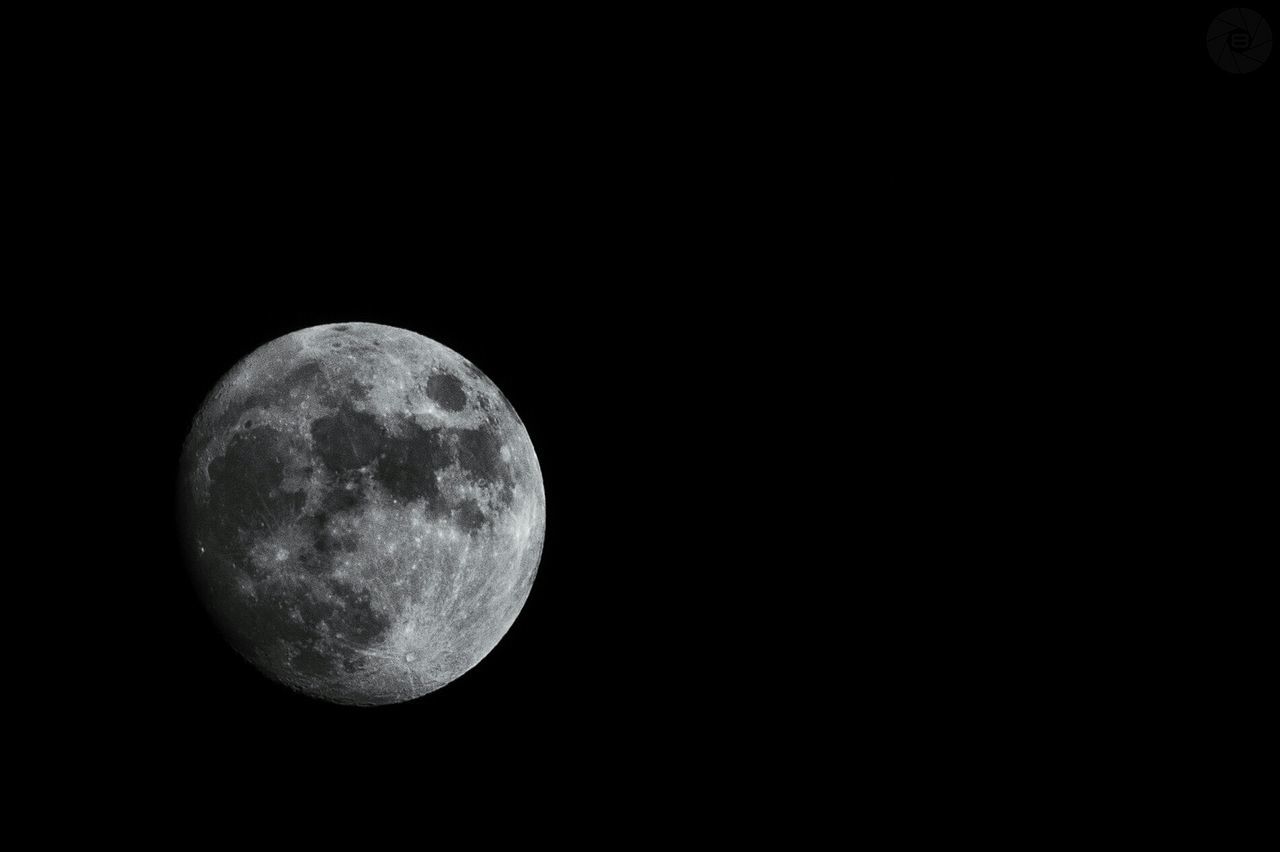 moon, astronomy, planetary moon, full moon, night, circle, moon surface, sphere, discovery, beauty in nature, space exploration, tranquility, copy space, tranquil scene, exploration, scenics, dark, nature, sky, low angle view