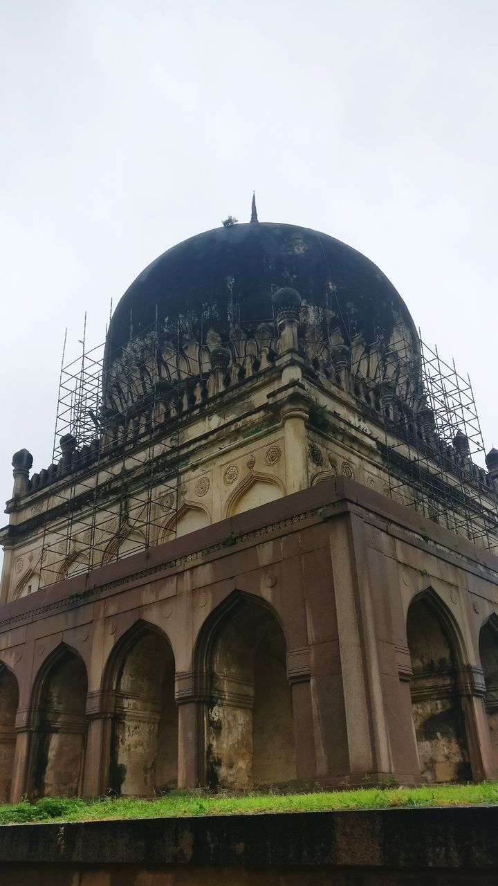 LOW ANGLE VIEW OF HISTORICAL BUILDING