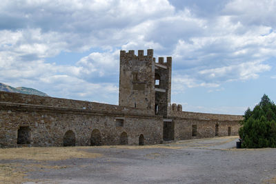 Old ruins of building against sky