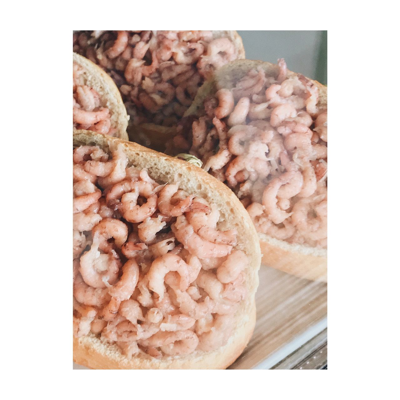 CLOSE-UP OF BREAD IN PLATE