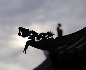Silhouette statue against sky