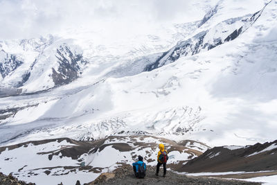 People skiing
