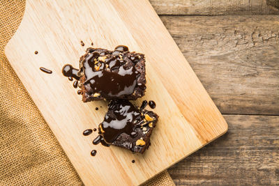 High angle view of chocolate cake on cutting board