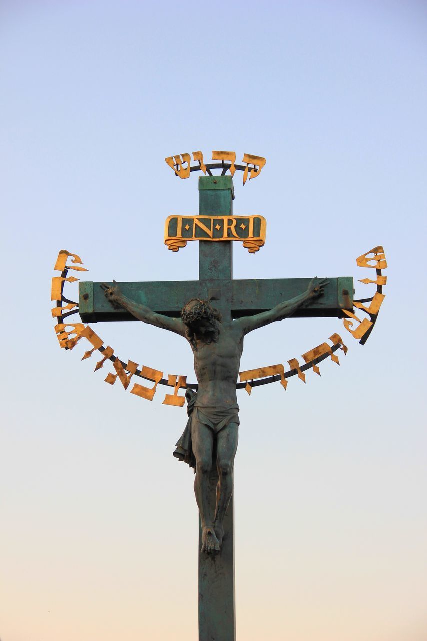 LOW ANGLE VIEW OF CROSS AGAINST CLEAR SKY