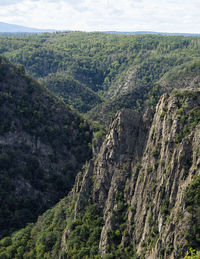 Die roßtrappe ist ein 403 m hoher granitfels im harz.