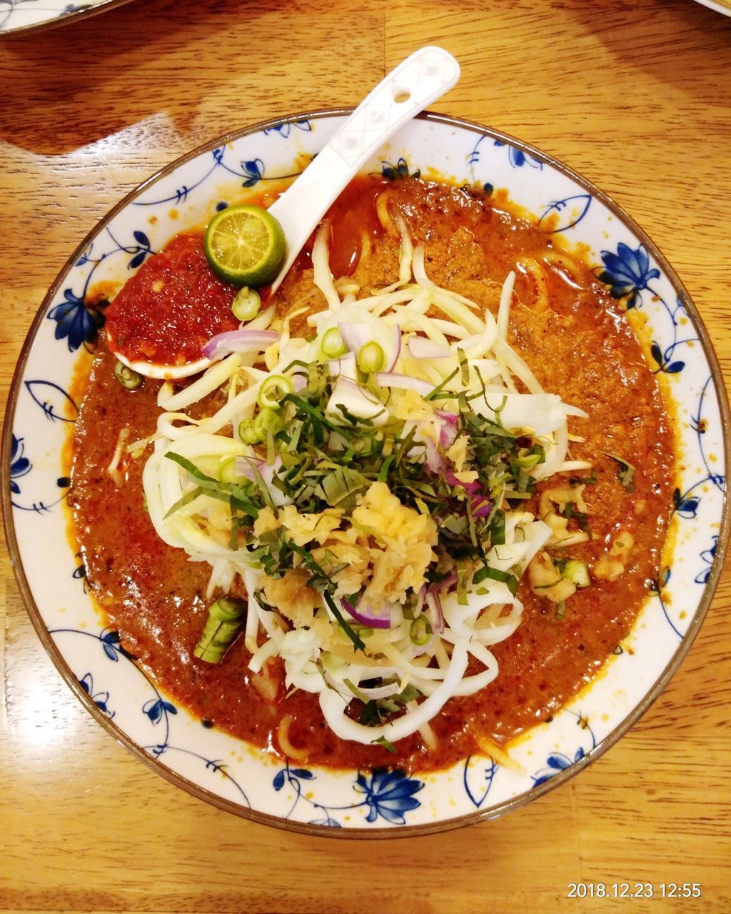 HIGH ANGLE VIEW OF FOOD SERVED ON TABLE