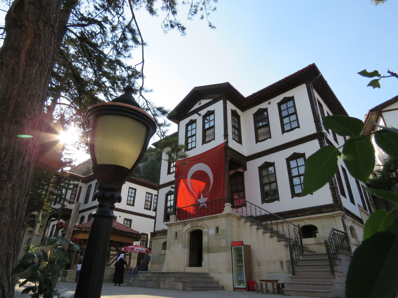 LOW ANGLE VIEW OF BUILDINGS AGAINST SKY