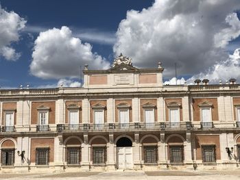 Statue of historic building against cloudy sky