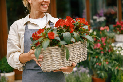 Portrait of smiling young woman holding bouquet