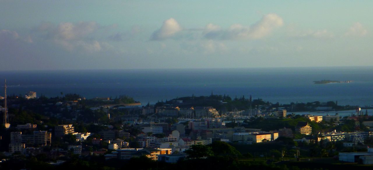 Baie de magenta ,photo prise des hauteur de Montravel ,verdure ,nature et aglomération se mélange au ciel et a la mer