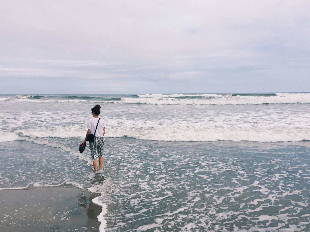 sea, water, sky, land, beach, full length, rear view, horizon over water, motion, one person, horizon, leisure activity, scenics - nature, real people, beauty in nature, lifestyles, sport, wave, outdoors