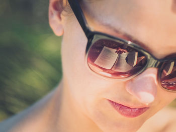 Close-up portrait of young woman in sunglasses