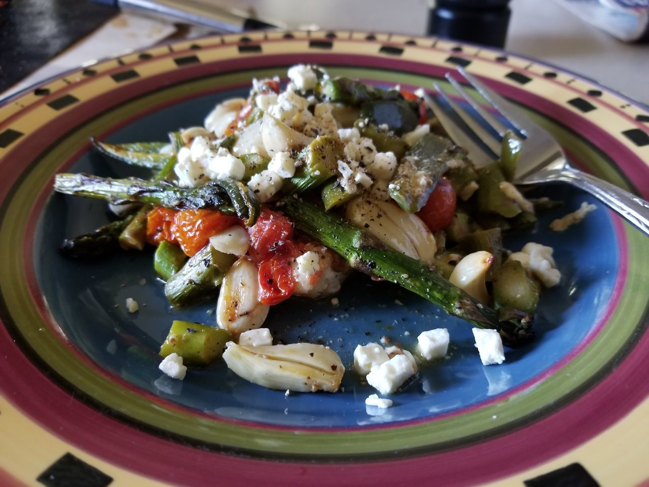 CLOSE-UP OF FOOD ON PLATE