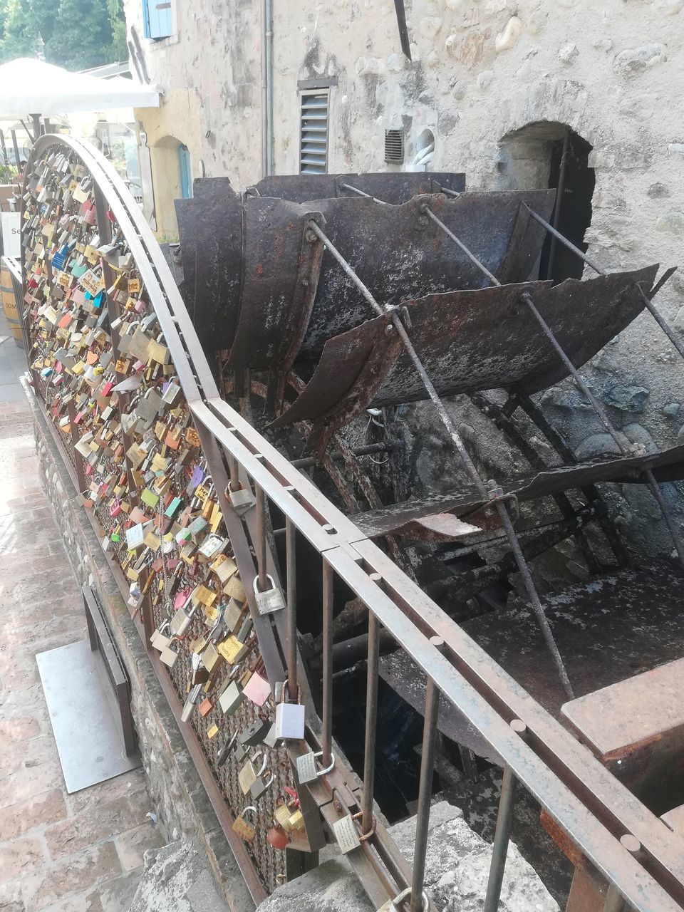 HIGH ANGLE VIEW OF GARBAGE ON METAL