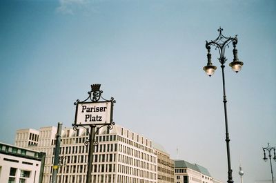 Low angle view of pariser platz sign and buildings against sky