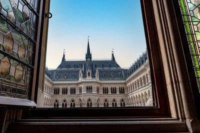 Vienna, austria - august 28, 2019. vienna city hall view from the window. rathaus