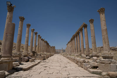 Colonnaded street in ancient roman city of gerasa, jerash, jordan