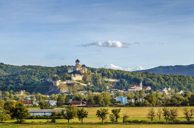 Trencin castle is a castle above the town of trencin in western slovakia.