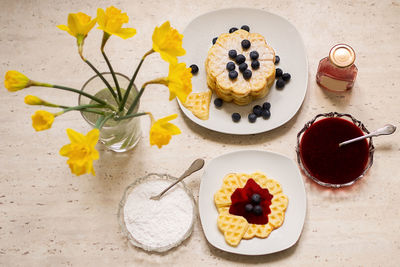 Yummy breakfest with bouquet of flowers on a background. a gift for mothers or womans day.