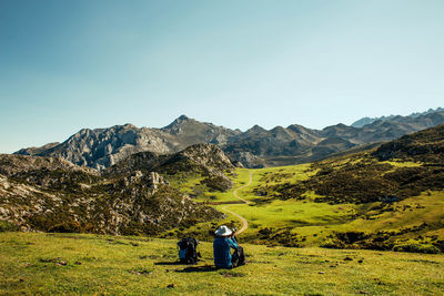 View of a man siting on mountain landscape 