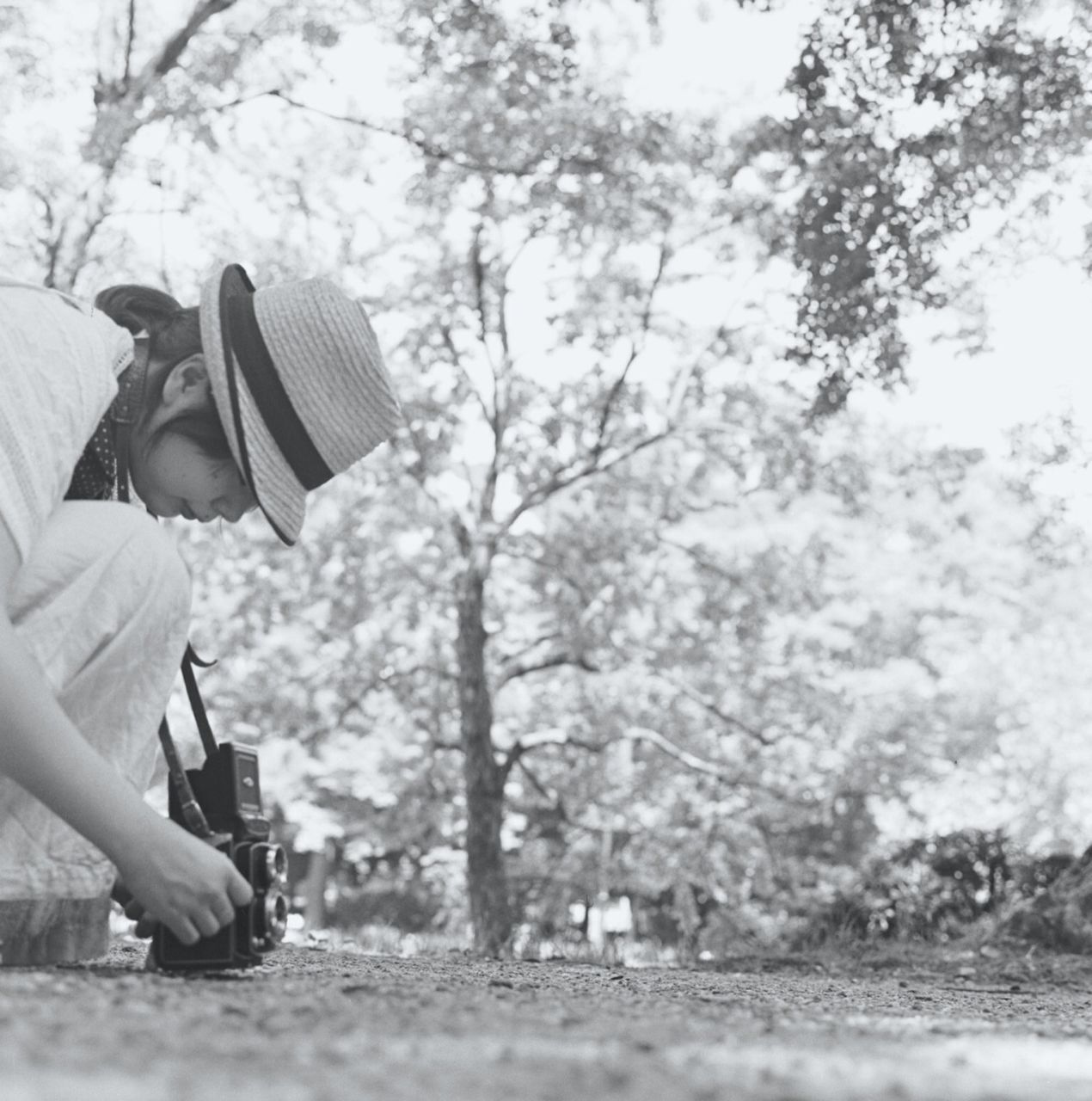 lifestyles, leisure activity, holding, tree, person, men, unrecognizable person, day, part of, flower, focus on foreground, outdoors, rear view, cropped, park - man made space