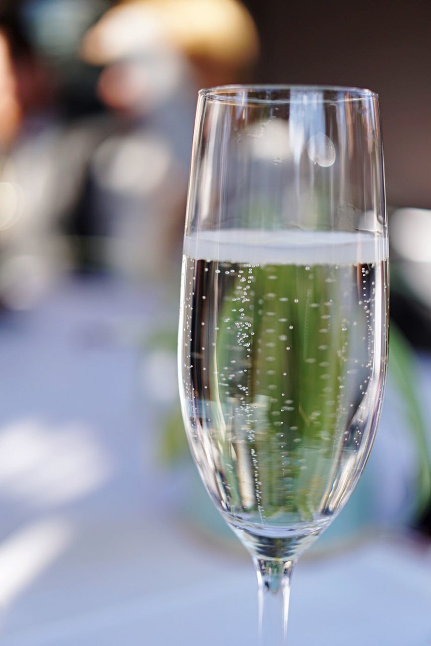 CLOSE-UP OF GLASS OF WINE ON TABLE