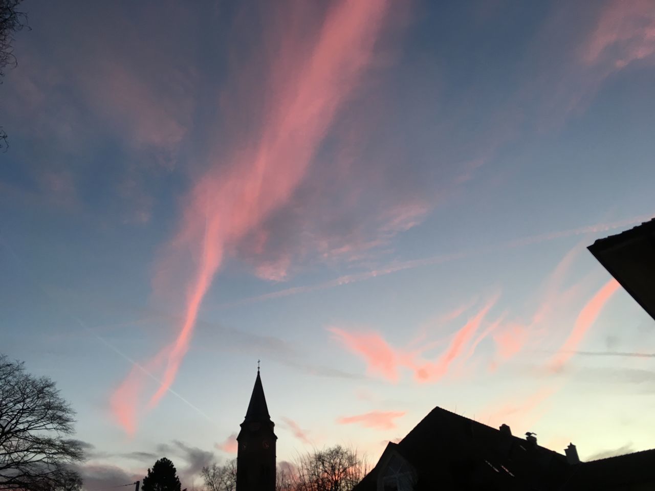 LOW ANGLE VIEW OF SILHOUETTE BUILDINGS AGAINST SKY