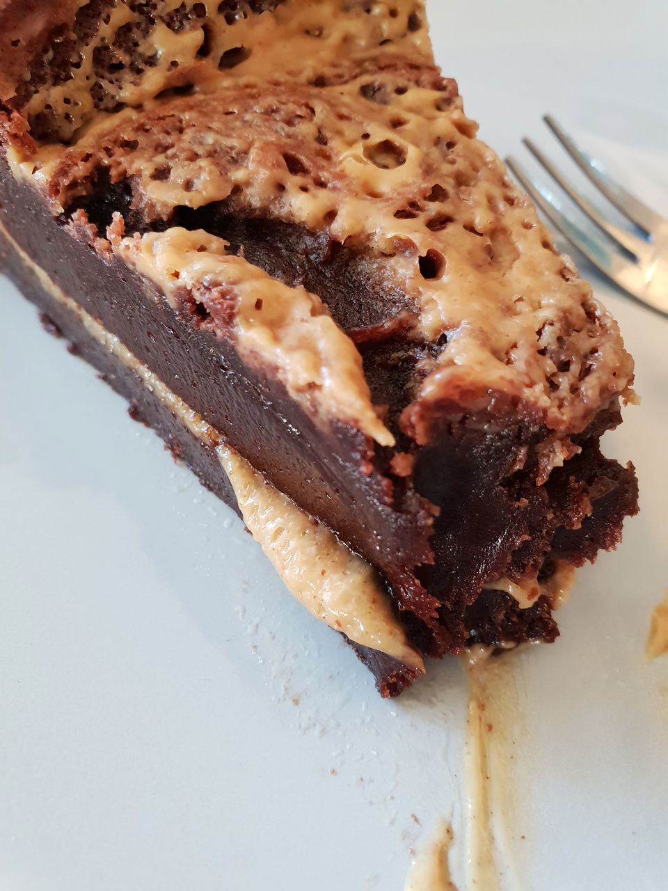 HIGH ANGLE VIEW OF CAKE IN PLATE