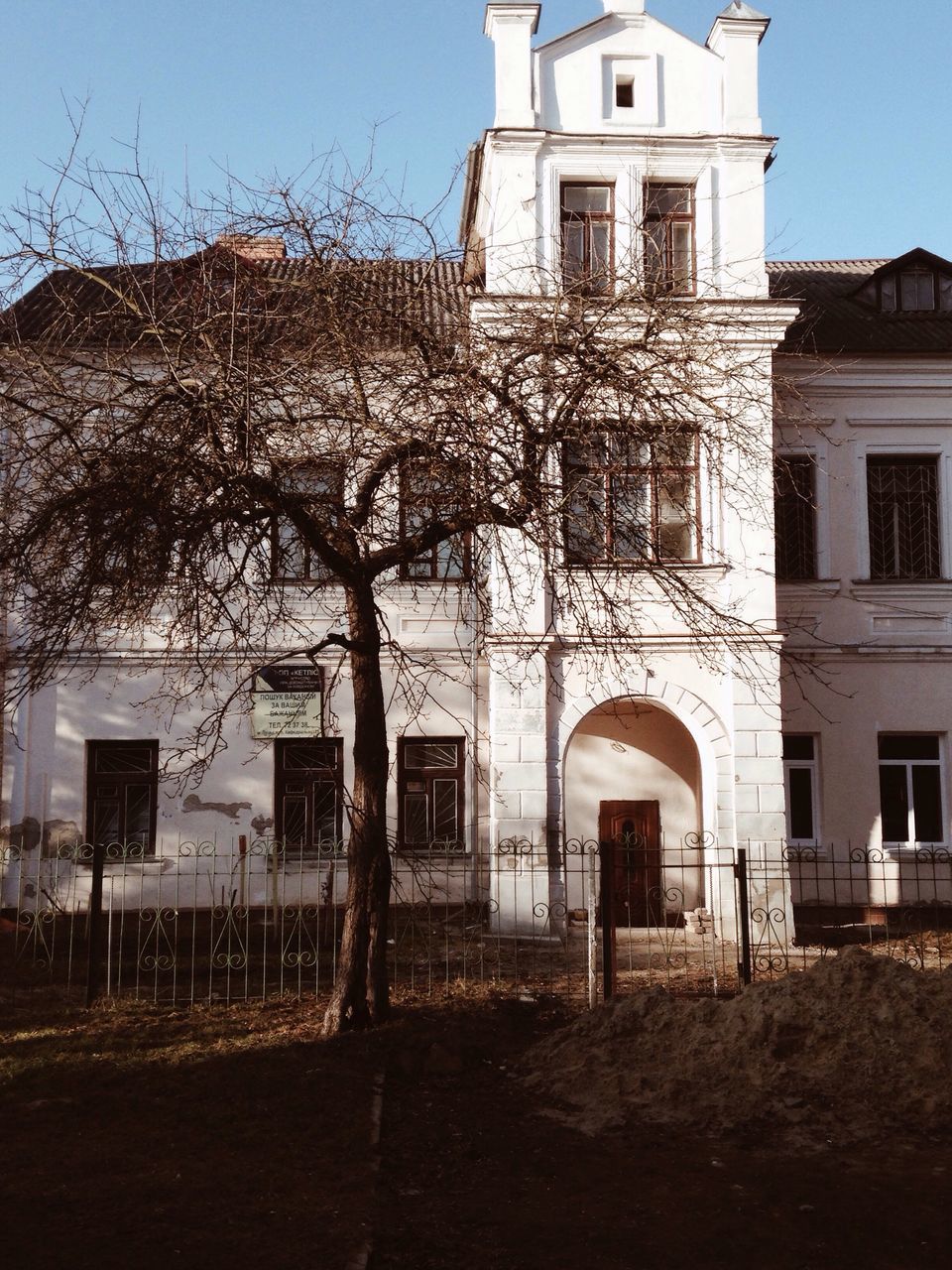 building exterior, architecture, built structure, house, window, residential structure, residential building, clear sky, facade, sunlight, arch, building, exterior, shadow, day, low angle view, church, blue, outdoors, sky