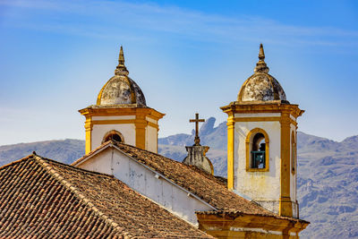 Back view of old and historic colonial style church at ouro preto city. minas gerais, brazil