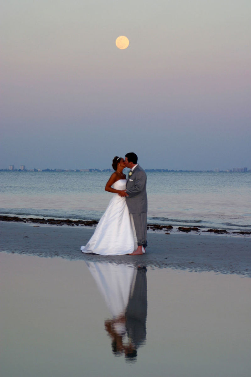 sea, horizon over water, beach, water, lifestyles, leisure activity, shore, standing, full length, sky, sunset, casual clothing, rear view, young adult, copy space, tranquil scene, tranquility, beauty in nature