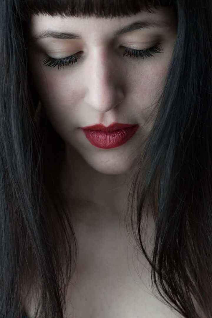 CLOSE-UP PORTRAIT OF YOUNG WOMAN WITH HAIR