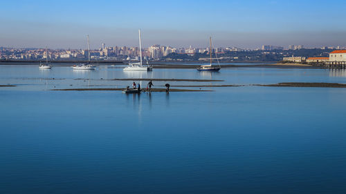 Fishermen and boats on the tagus river - pescadores e barcos no rio tejo