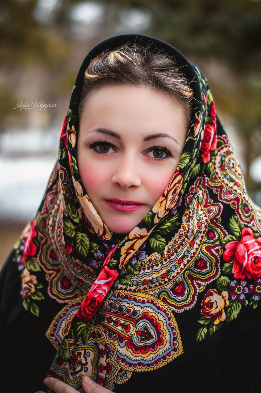 looking at camera, real people, one person, portrait, focus on foreground, front view, lifestyles, smiling, childhood, leisure activity, day, happiness, beautiful woman, outdoors, close-up, young adult, young women