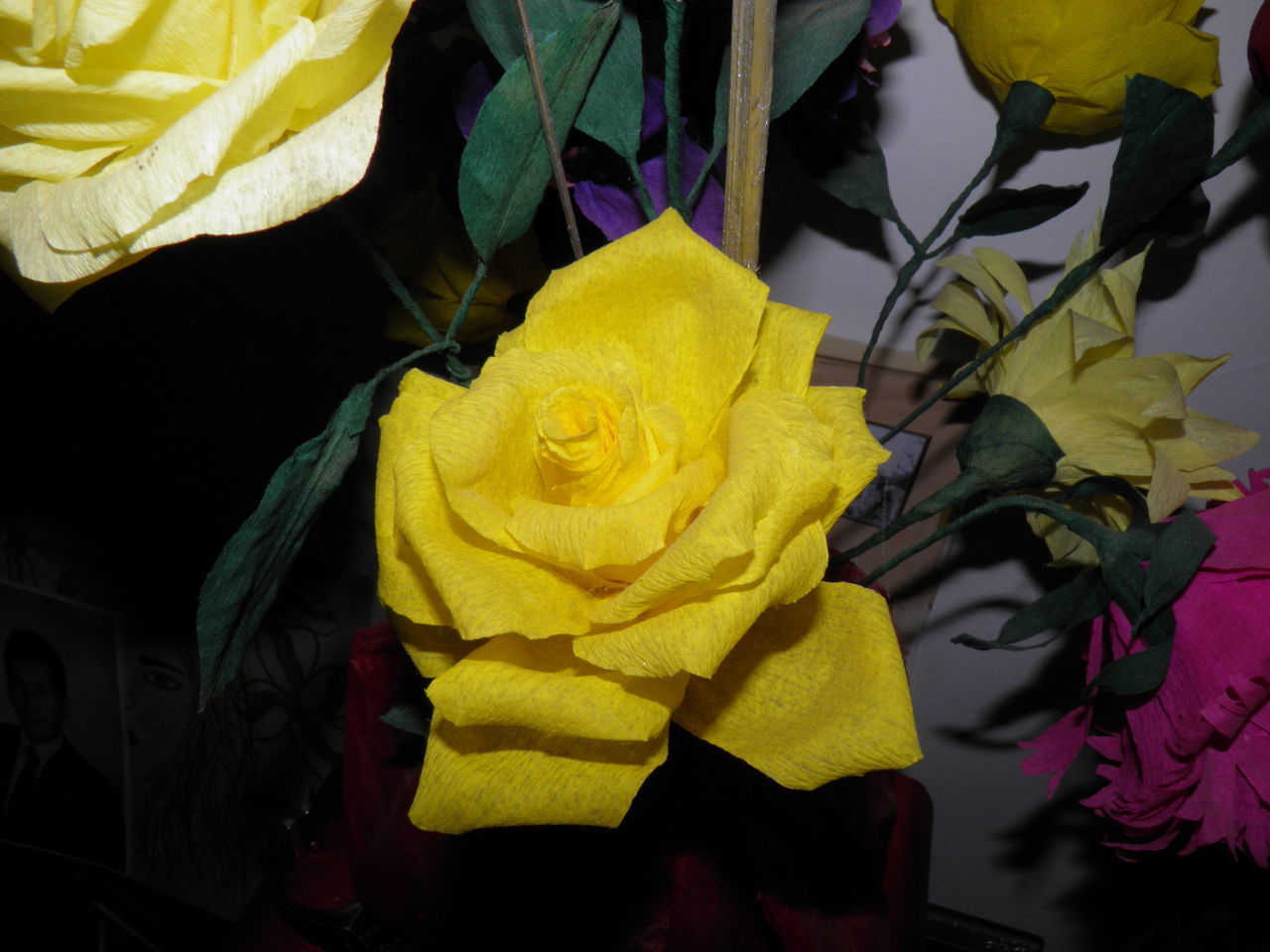 CLOSE-UP OF YELLOW ROSE WITH ROSES