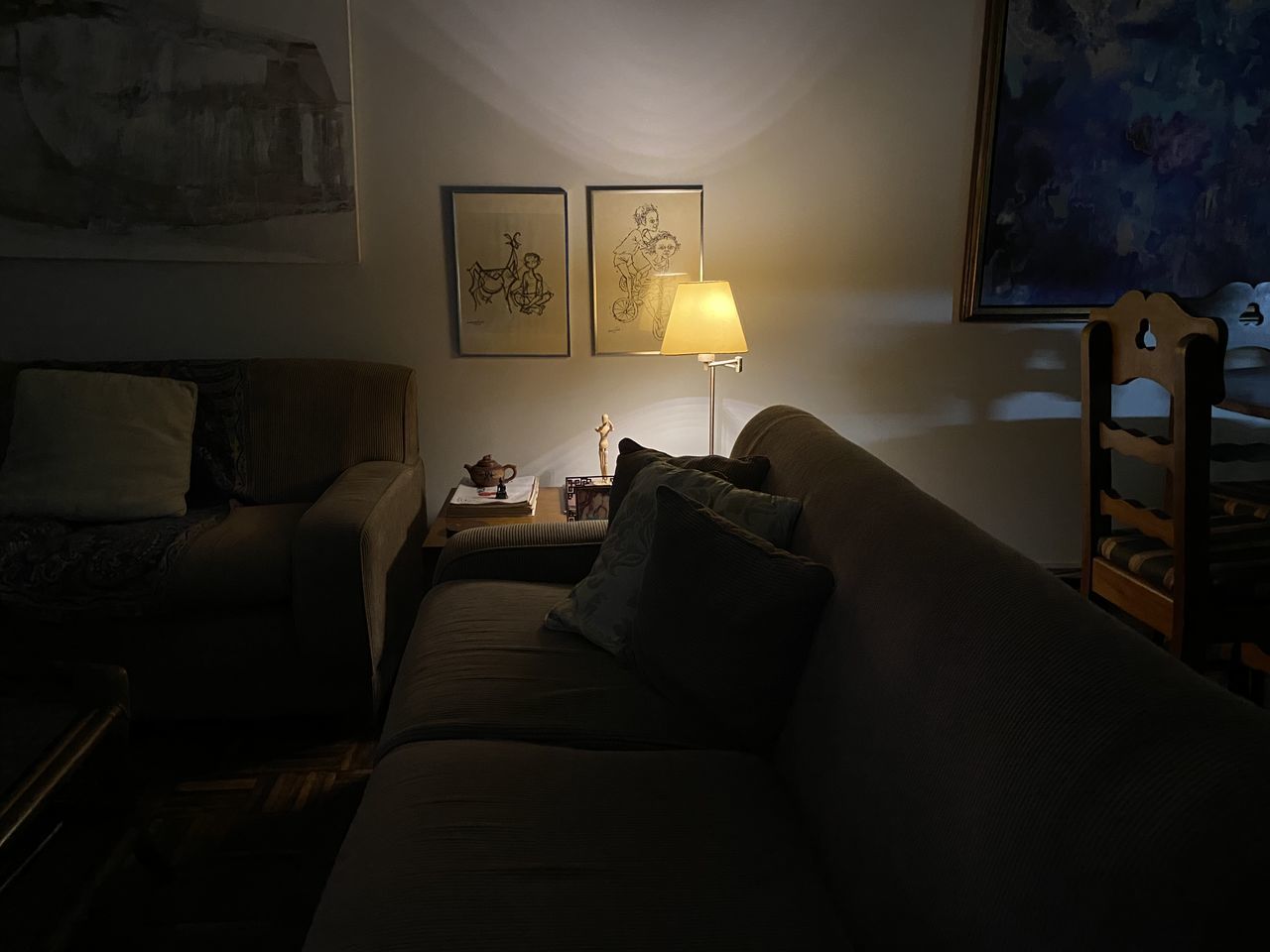 INTERIOR OF BEDROOM