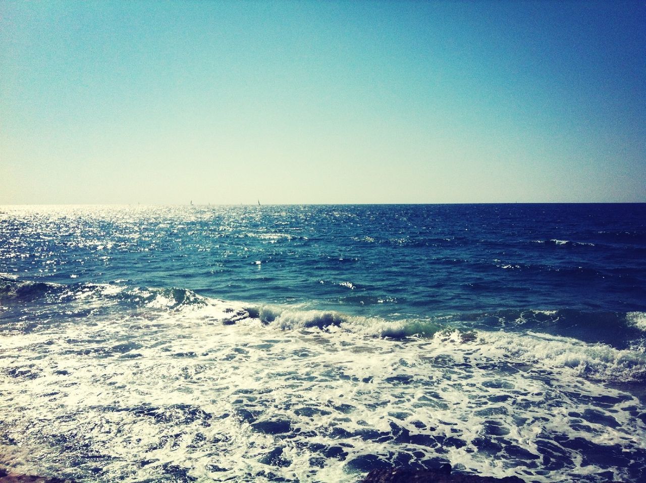 sea, horizon over water, water, clear sky, copy space, scenics, tranquil scene, beauty in nature, tranquility, beach, blue, nature, shore, idyllic, wave, seascape, remote, outdoors, surf, non-urban scene