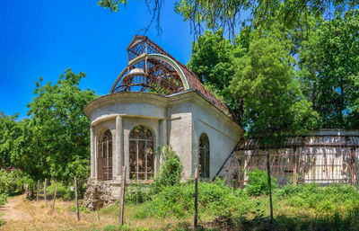 Odessa, ukraine 19.06.2022. ruins of the marazli greenhouse in chkalov sanatorium in odessa, ukraine