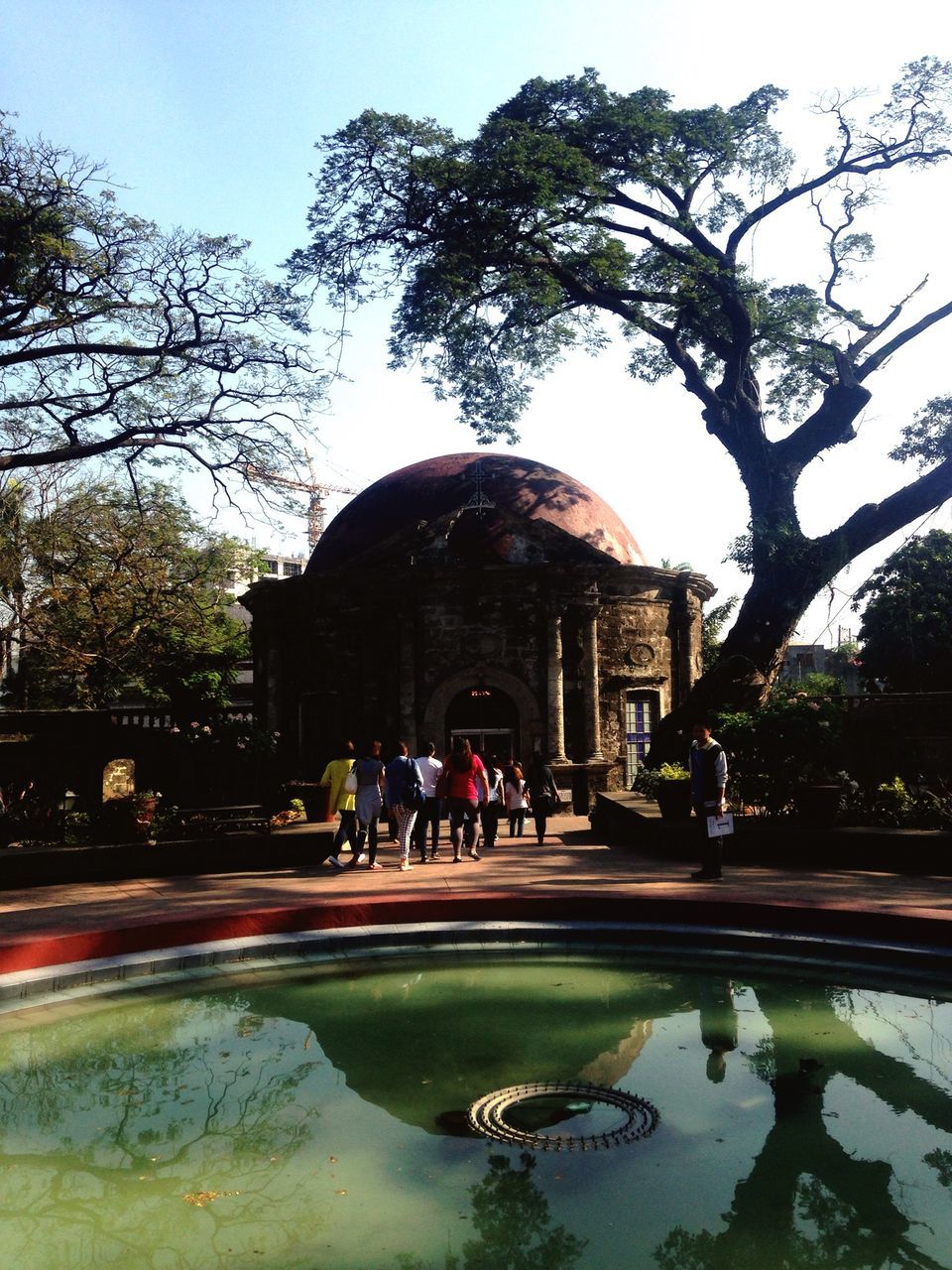 architecture, built structure, building exterior, tree, water, men, person, lifestyles, large group of people, leisure activity, reflection, tourist, arch, famous place, fountain, travel, travel destinations, city, pond