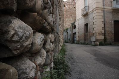 Narrow alley amidst buildings in city