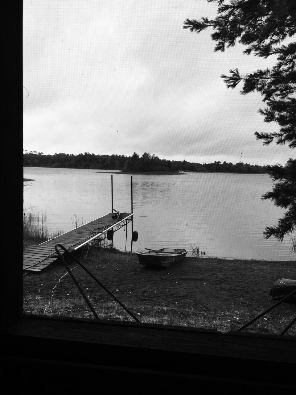 PANORAMIC VIEW OF LAKE AGAINST SKY